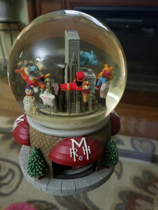 Macy ' s Thanksgiving Day Parade Musical Water Snow Globe With Twin Towers 2