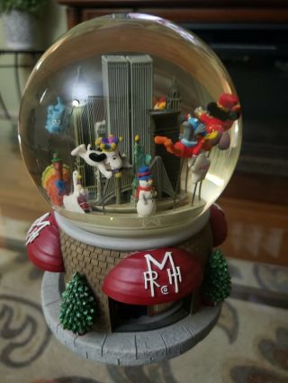 Macy ' s Thanksgiving Day Parade Musical Water Snow Globe With Twin Towers 3