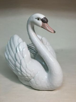 Collectible Vintage Porcelain Figurines Lladro 5231 " Swan With Wings Spread "
