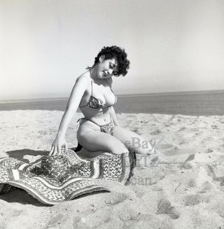 1950s Negative - Sexy Pinup Girl Gigi Frost In Bikini At The Beach T280483