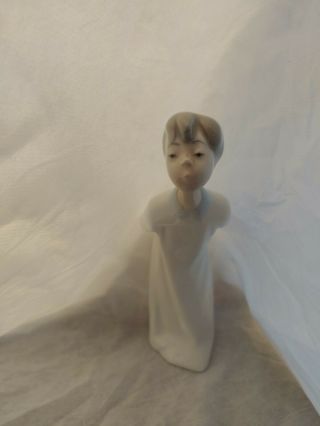 Lladro 7 " Figurine Leaning In For A Kiss Boy Matte Finish Porcelain Daisa Spain