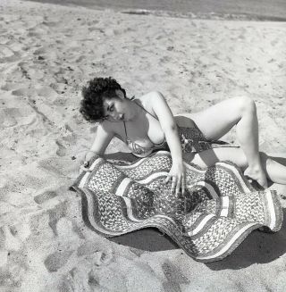 1950s Negative - Sexy Pinup Girl Gigi Frost In Bikini At The Beach T280487