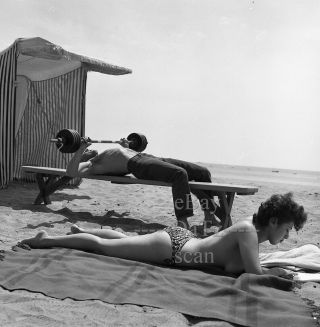 1950s Negative - Busty Pinup Girl Gigi Frost With Bodybuilder At Beach T274069