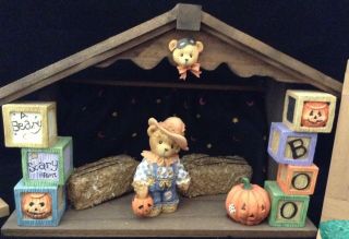 Cherished Teddies Beary Scary Halloween House Backdrop Hay Bales Scarecrow Tom