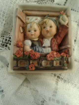 Hummel Vacation Time 3d Wall Plaque 125 Boy & Girl In Window Germany 5 1/4