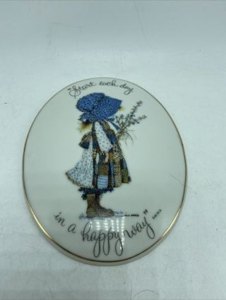 Holly Hobbie Porcelain Wall Hanging 6 " Oval Decor Vintage 1973 Start Each Day