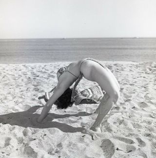 1950s Negative - Sexy Pinup Girl Gigi Frost In Bikini At The Beach T280485