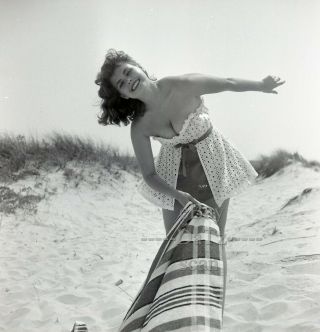 1950s Negative - Sexy Pinup Girl Carolyn Wynn At The Beach - Cheesecake T278543