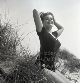 1950s Negative - Sexy Pinup Girl Carolyn Wynn At The Beach - Cheesecake T278540