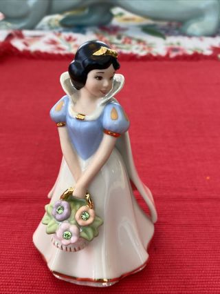 Lenox Disney Showcase Snow White Figurine “a Bouquet From Snow White”