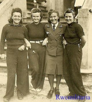 Rare Outdoor Pic Female Wehrmacht Blitzmädel Helferin Girls Arm - In - Arm