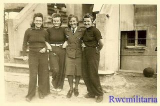 RARE Outdoor Pic Female Wehrmacht Blitzmädel Helferin Girls Arm - in - Arm 2