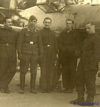 Port.  Photo: Rare Luftwaffe Airmen Posed By Me - 109 Fighter Plane Under Repair