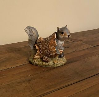 1986 Homco Masterpiece Porcelain Squirrel In Log Figurine 4.  5 "
