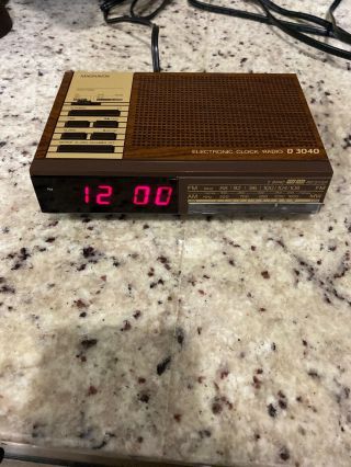 Vintage Am Fm Clock Radio Magnavox D 3040 Compact Design Fully