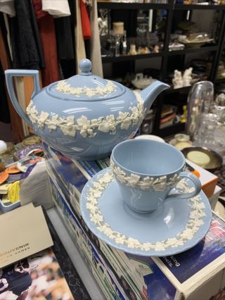Vtg Wedgwood Of Etruria & Barlaston Embossed Queensware Tea Pot W/ Cup & Saucer