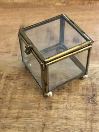 VINTAGE 2”x2”x2” BRASS AND PLASTIC TRINKET/RING BOX - FOOTED & IN GREAT SHAPE 2