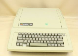 Vintage Apple Ii Iie Computer A2s2064 Keyboard California Usa Powers On