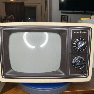 Vintage General Electric 10  Portable Color Television Retro Gaming Tv