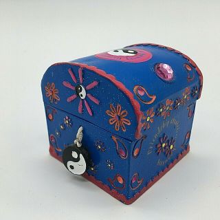 Vintage 2000 Claire ' s Blue Keepsake Box with Flowers and Ying Yang Symbol 2.  25 