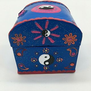 Vintage 2000 Claire ' s Blue Keepsake Box with Flowers and Ying Yang Symbol 2.  25 