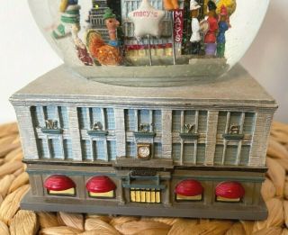 Vintage 1999 Macy ' s Twin Tower Thanksgiving Day Parade Musical Snow Globe NYC 2