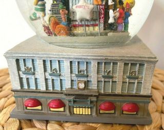 Vintage 1999 Macy ' s Twin Tower Thanksgiving Day Parade Musical Snow Globe NYC 3