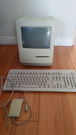 Vintage Apple Macintosh Classic M0420 Computer With Keyboard And Mouse