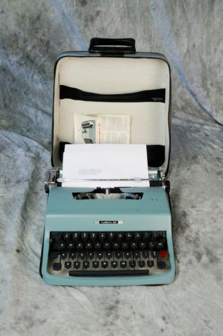 Vintage Olivetti Lettera 32 Portable Typewriter With Case Made In Italy