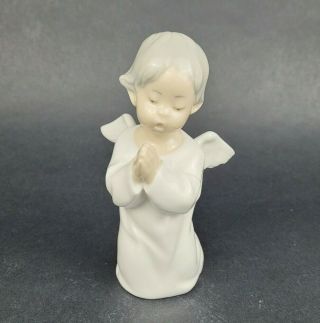 Lladro 4538 Praying Angel Child Cherub Kneeling Praying Porcelain Figurine 5.  25 "