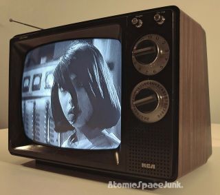 Rca Vintage Television Set 12 " B&w Tv Retro Faux Walnut Cabinet 1983 Ajr120