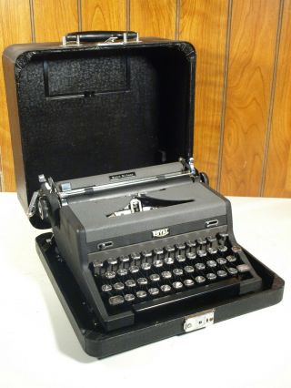 Vintage 1948 Royal Quiet Deluxe Portable Typewriter & Case