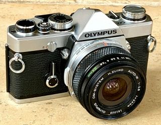 Olympus Om - 1 35mm Slr Camera W/24mm F2.  8 Lens And Case Vintage Shape