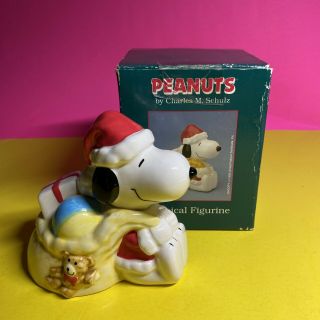 Vintage Peanuts: Willitts 9687 Christmas Santa Snoopy Ceramic Music Box / Bg