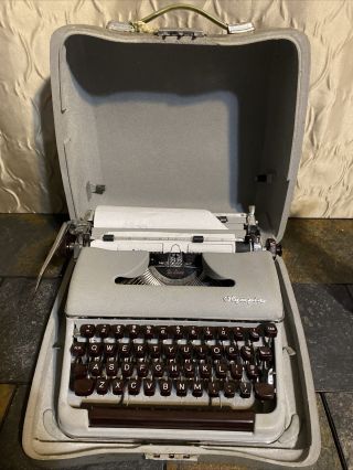 Vintage Olympia Deluxe Werke Ag Wilhelmshaven Typewriter Portable Case