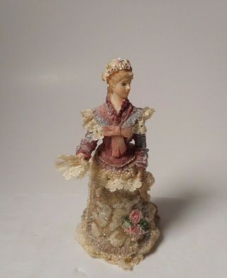 Vintage Victorian Woman W/lace In One Hand And A Parasol In The Other Hand