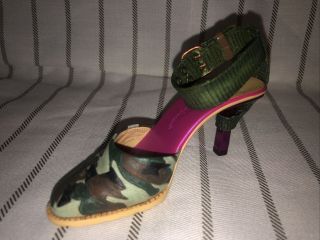 Just The Right Shoe By Raine " Enlisted” 25192 Date 2002