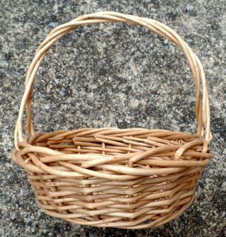 B.  Vintage Light Tone Woven Wicker Basket With Handle