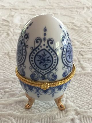 Porcelain? Egg Trinket Box Blue And White Hinged Faux Gold Trim 3 Footed