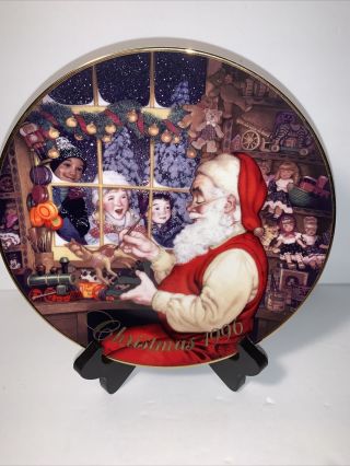 Avon 1996 Christmas Plate " Santa 