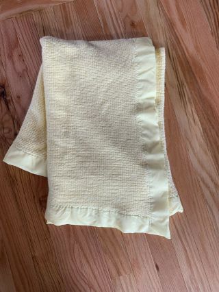 Je Morgan Acrylic Waffle Weave Yellow Crib Baby Blanket Nylon Trim Binding Vtg