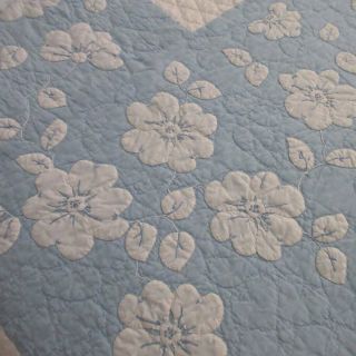 Lovely Cottage Blue & White Floral Applique Vintage QUILT 84x60 2
