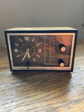 Vintage General Electric Am Radio Alarm Clock Model 7 - 4725a Beige