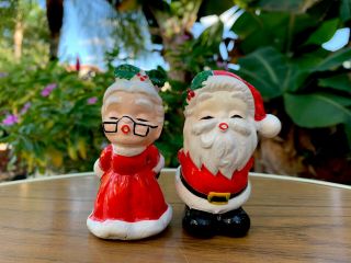 Vintage Christmas Kissing Santa And Mrs.  Claus Salt And Pepper Shakers Holly Red