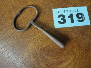 Size 8 Vintage / Antique Clock Key / 4mm Aperture