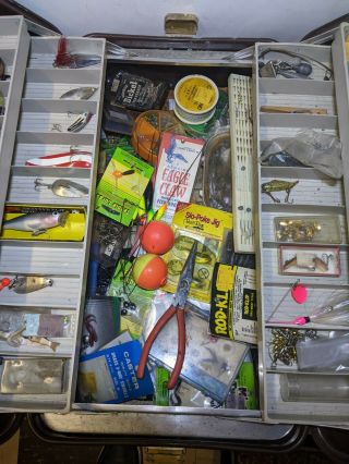 LARGE PLANO TACKLE BOX FULL OF VINTAGE FISHING LURES AND MUCH MORE 3