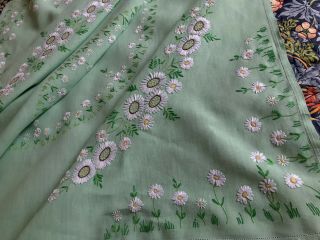 Vintage Hand Embroidered Green Linen White Circle Of Daisies Tablecloth 51x51’