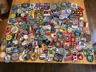 200,  Vintage Patches And 17 Pins - Travel,  Sports,  Disney,  Etc