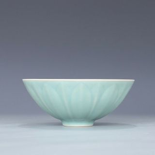 Chinese Old Longquan Kiln Pink Green Glaze Carved Lotus Petal Porcelain Bowl