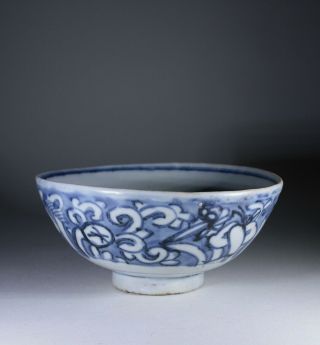 Large Antique Chinese Ming Dynasty Blue & White Porcelain Bowl Loose Foliate